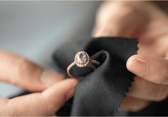 Diamantring wird mit einem Tuch poliert